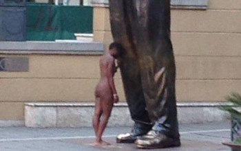 This Is Crazy! Woman Strips Naked To Hug Nelson Mandela’s Statue (18+ Photos)