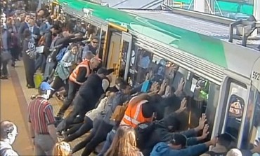 OMG! Commuters United To Free Man Trapped Between Train And Platform, Watch video