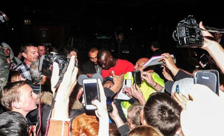 Liverpool Fans mob Mario Balotelli after Medicals [Photos]