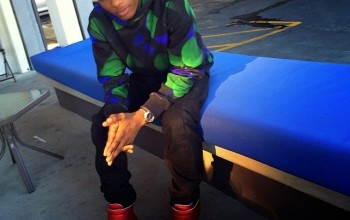 LMAO! Do you know Wizkid is a twin??? Meet his twin brother. (Photo)