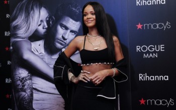 3000 Fans Storm Macy’s In Atlanta As Rihanna Launches First Men’s Scent [PHOTOS] 