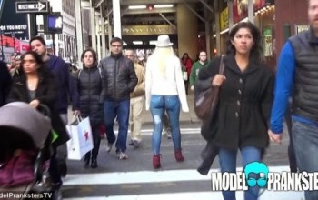  Pics: Woman walks na ked around New York and most people didn't even notice
