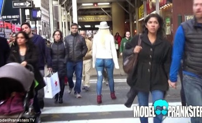Pics: Woman walks na ked around New York and most people didn’t even notice