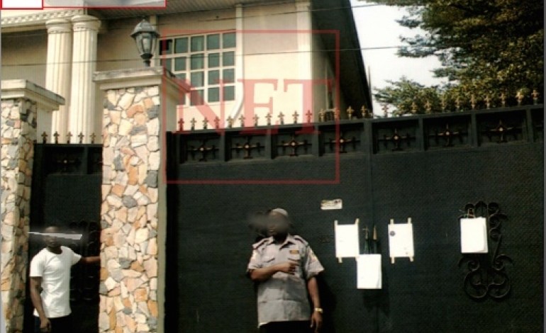 Dbanj’s alleged N60m Debt Mess-See Photos of Court Summons pasted on his house..