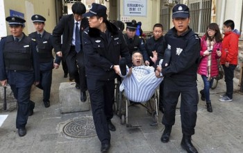 Chinese Man Refuses to Leave Hospital for 3 Years & Has to Be Forcibly Removed by Police