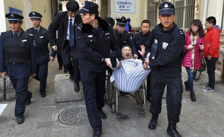 Chinese Man Refuses to Leave Hospital for 3 Years & Has to Be Forcibly Removed by Police