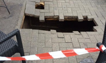 #OMG! Woman ‘disappears down hole’ that opened up outside #London cafe