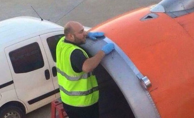 Shocked issue – A passenger snaps airport worker using tape on plane engine just the moments before take-off