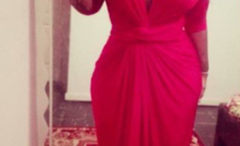 Toolz shows off hot figure in sexy wrap dress (photos)