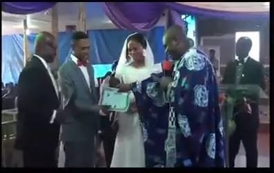 Presentation of wedding certificates