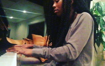Lol. Brandy claps back at a fan who said she couldnt play the piano