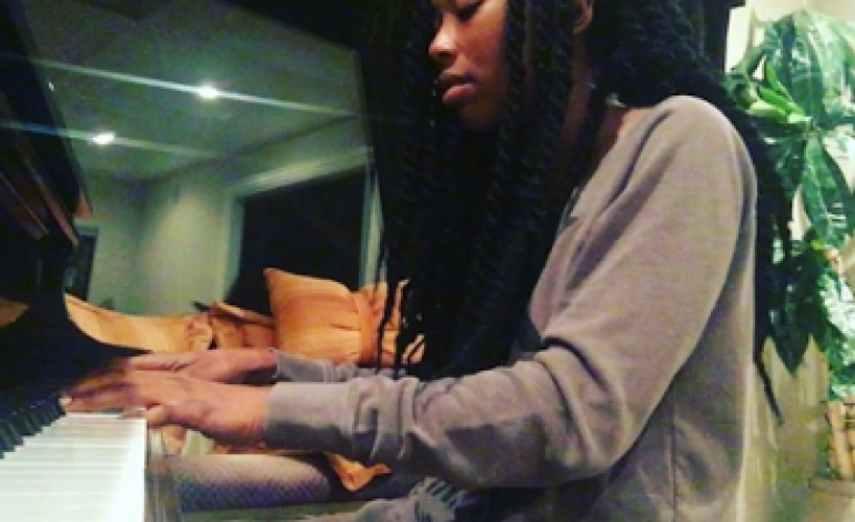 Lol. Brandy claps back at a fan who said she couldnt play the piano