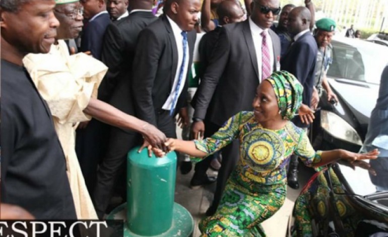 VP Osinbajo’s Wife, Dolapo, Kneels To Greet Buhari & Tinubu