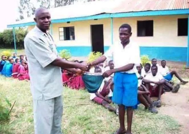 Hilarious! See what this teacher gave his best student (photo)