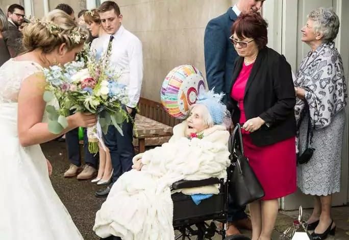 Wow! Meet this 100-year-old bridesmaid who stole the show at a wedding (photos)