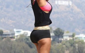 Popular female singer shows-off her big butt (see photos)