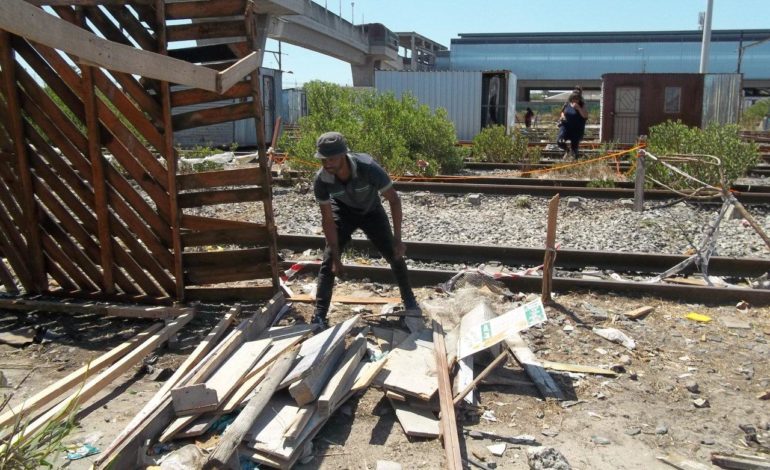 Desperate Phillippi residents erect shacks on railway tracks [photos]