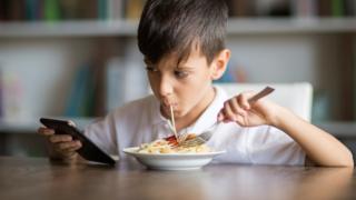 Screen time: Children advised not to use electronic devices at dinner